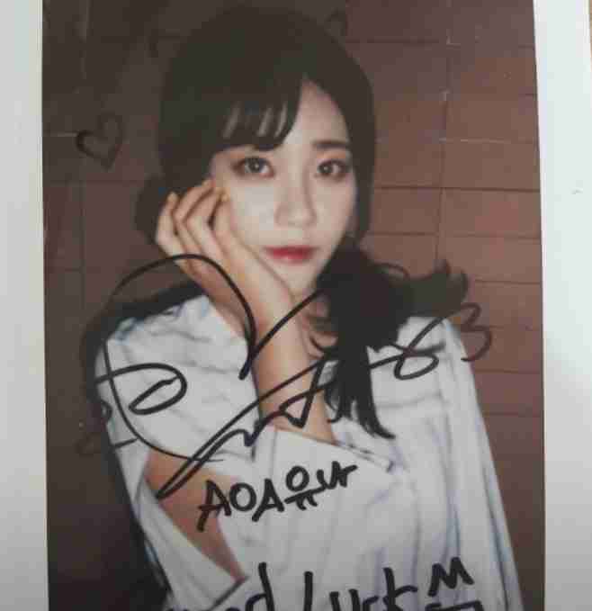 Yuna Sign Polaroid