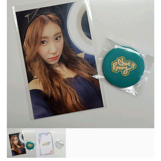 Chaeryeong trading card/badge set